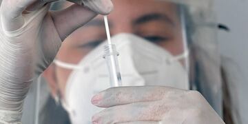 Trabajadores de la Salud realizan testeos para detectar Covid 19.