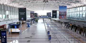 La terminal de Ezeiza completamente vacía en plena pandemia. (Foto: Clarín)