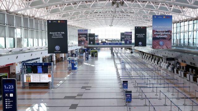La terminal de Ezeiza completamente vacía en plena pandemia. (Foto: Clarín)