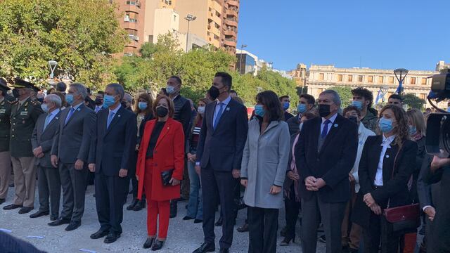 Schiaretti y Llaryora en el izamiento de la bandera en el marco del acto oficial por los 40 años de la Guerra de Malvinas (Desarrollo Social).