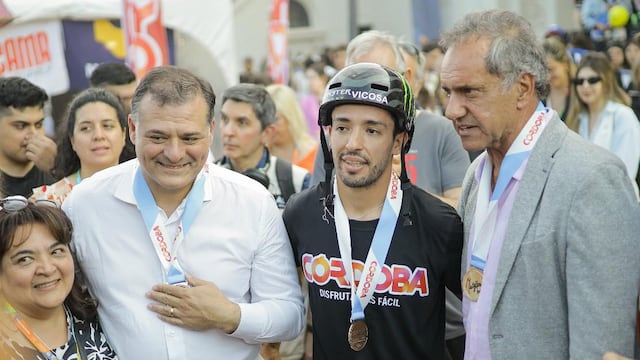 Darío Capitani, titular de la Agencia Córdoba Turismo, el "Maligno" Torres, medalla de oro en los Juegos de París; y Daniel Scioli, secretario de Deportes de la Nación (La Voz).