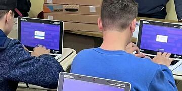 La escuela Agraria de Bajo Hondo recibió más de 150 netbooks