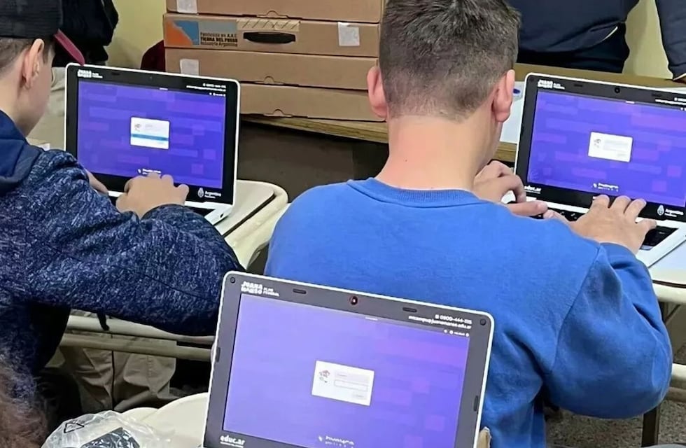 La escuela Agraria de Bajo Hondo recibió más de 150 netbooks