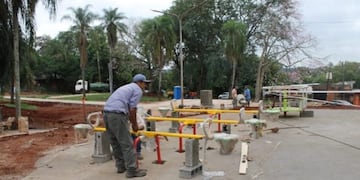 Ejecutan obras de mejoras en plazas de Puerto Iguazú.