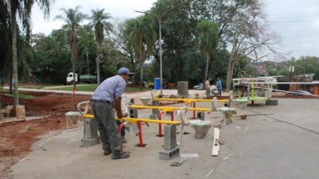 Ejecutan obras de mejoras en plazas de Puerto Iguazú.