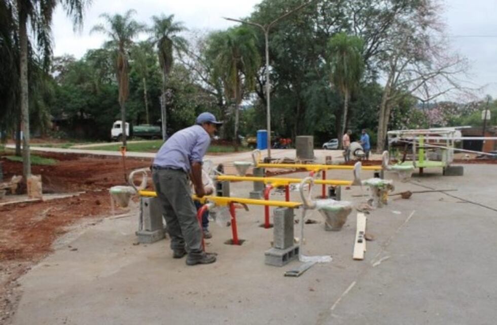 Ejecutan obras de mejoras en plazas de Puerto Iguazú