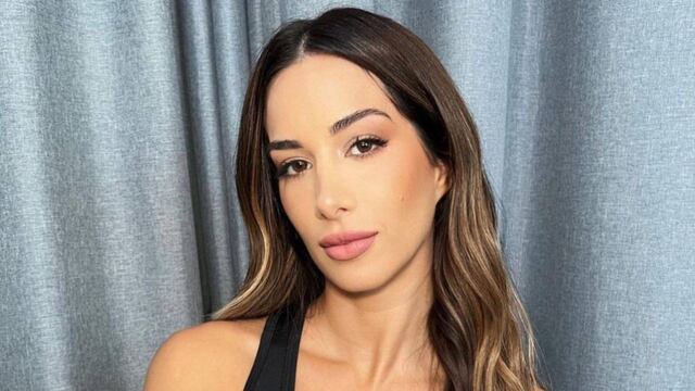 Desde la cama, Estefi Berardi se desabrochó el pantalón y se sacó la remera