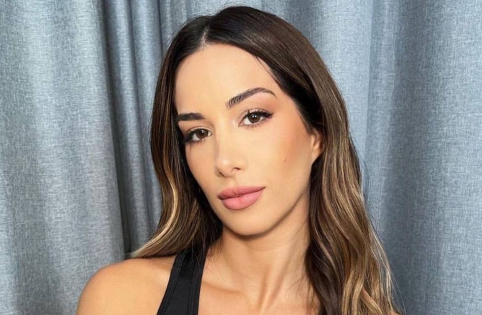 Desde la cama, Estefi Berardi se desabrochó el pantalón y se sacó la remera