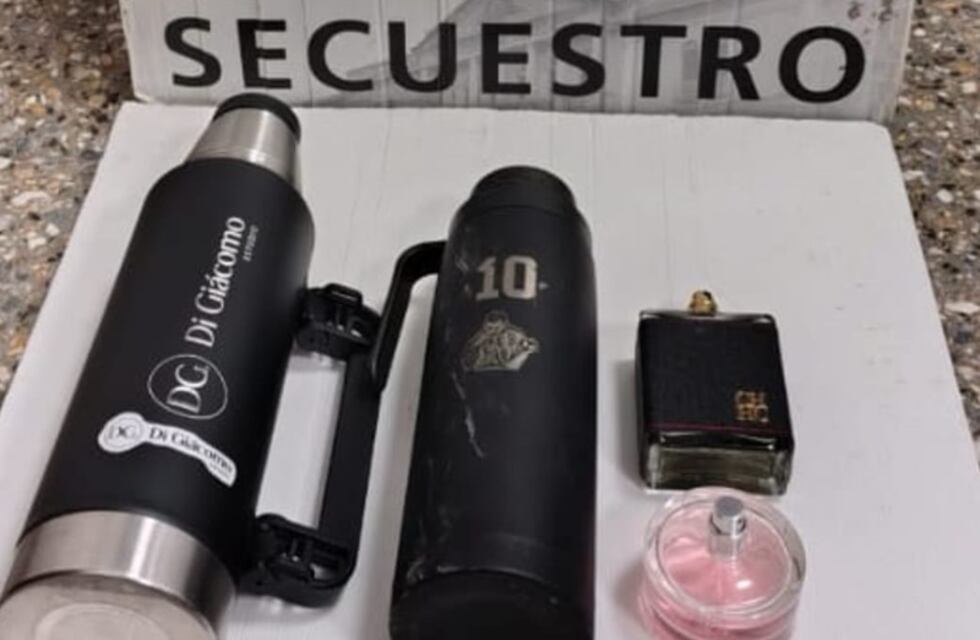 Devuelven a su propietario elementos robados del interior de un auto por dos menores