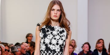 La década de 1960 estuvo signada por las prendas bien ajustadas, la cintura muy marcada, el tiro alto y los cuellos peter pan.