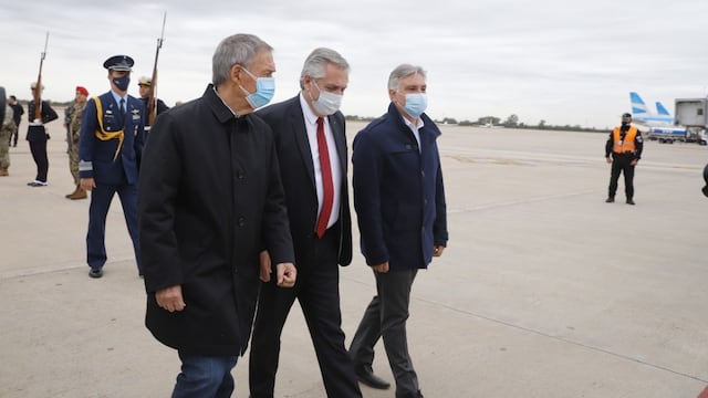 Alberto Fernández llegó a Córdoba y fue recibido por las autoridades locales.