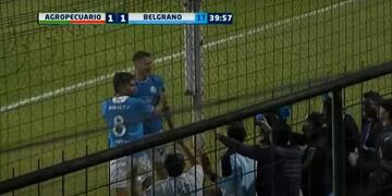 Vegetti reacciona ante los allegados de Belgrano en la cancha de Agropecuario. (Captura de TV)