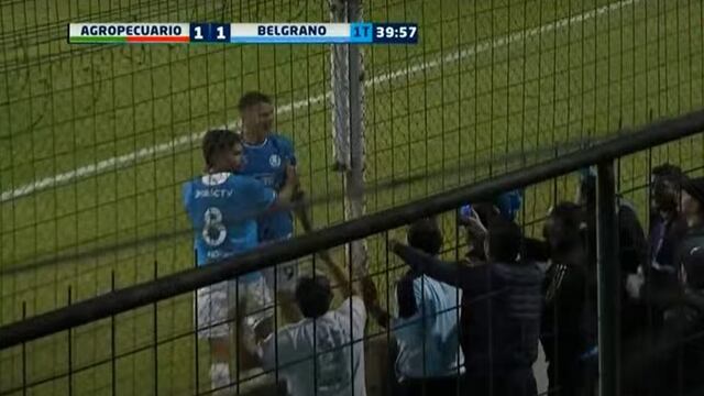Vegetti reacciona ante los allegados de Belgrano en la cancha de Agropecuario. (Captura de TV)