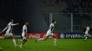 Alocado festejo de Talleres, por el golazo de Ricardo Ruiz Rodríguez en Copa Libertadores (Nicolás Bravo / La Voz).