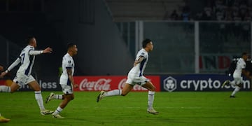 Alocado festejo de Talleres, por el golazo de Ricardo Ruiz Rodríguez en Copa Libertadores (Nicolás Bravo / La Voz).