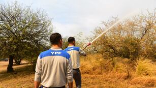 "Bomberos por un día". Playeros de una YPF ayudan a apagar el fuego en la Calera (José Hernández/La Voz).