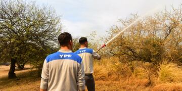 "Bomberos por un día". Playeros de una YPF ayudan a apagar el fuego en la Calera (José Hernández/La Voz).