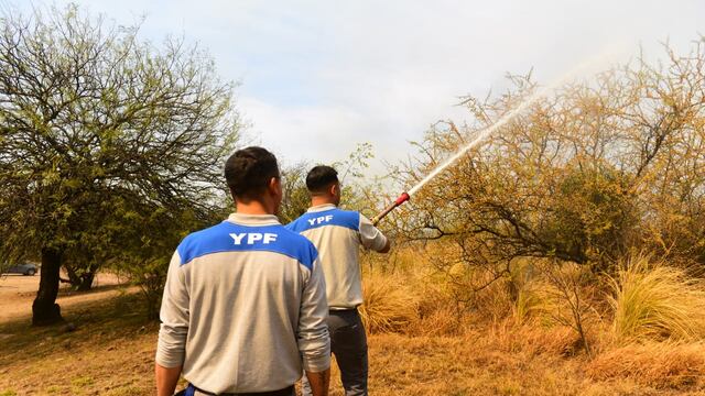 "Bomberos por un día". Playeros de una YPF ayudan a apagar el fuego en la Calera (José Hernández/La Voz).