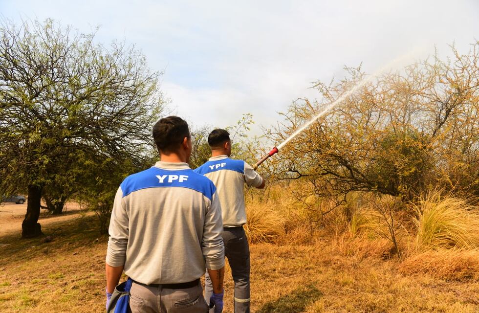 Para aplaudir: los playeros que se vistieron de bomberos para combatir el fuego en La Calera