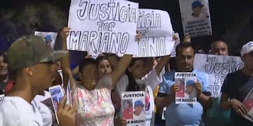 Familiares de Mariano, el joven aplastado por una bobcat, se manifestaron en el lugar del accidente.