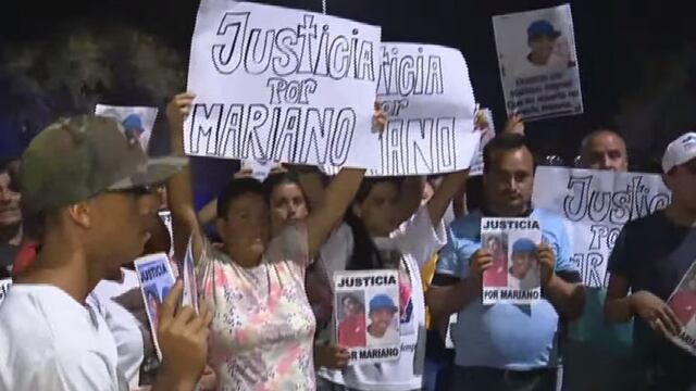 Familiares de Mariano, el joven aplastado por una bobcat, se manifestaron en el lugar del accidente.