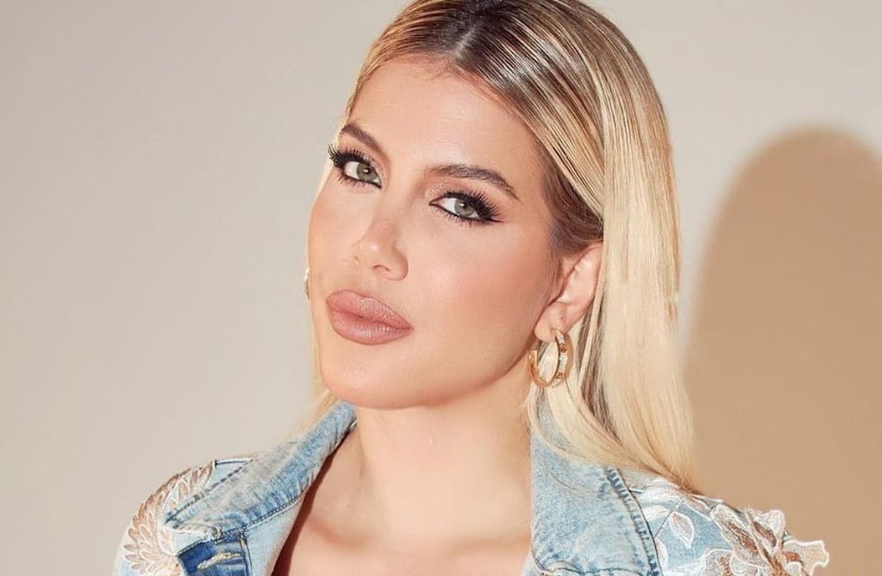 Wanda Nara posó “muy elegante” con un vestido violeta largo y boina al estilo francés