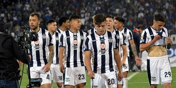 Club Altético Patronato se consagró campeón de la Copa Argentina y jugará la Copa Libertadores
El “Patrón” venció a Talleres de Córdoba y por primera vez disputará un torneo internacional, gracias al insólito gol de Thiago Banega.
A Talleres se les escapó de las manos un título que le cambiaba la cara, y el status (Foto: Orlando Pelichotti).