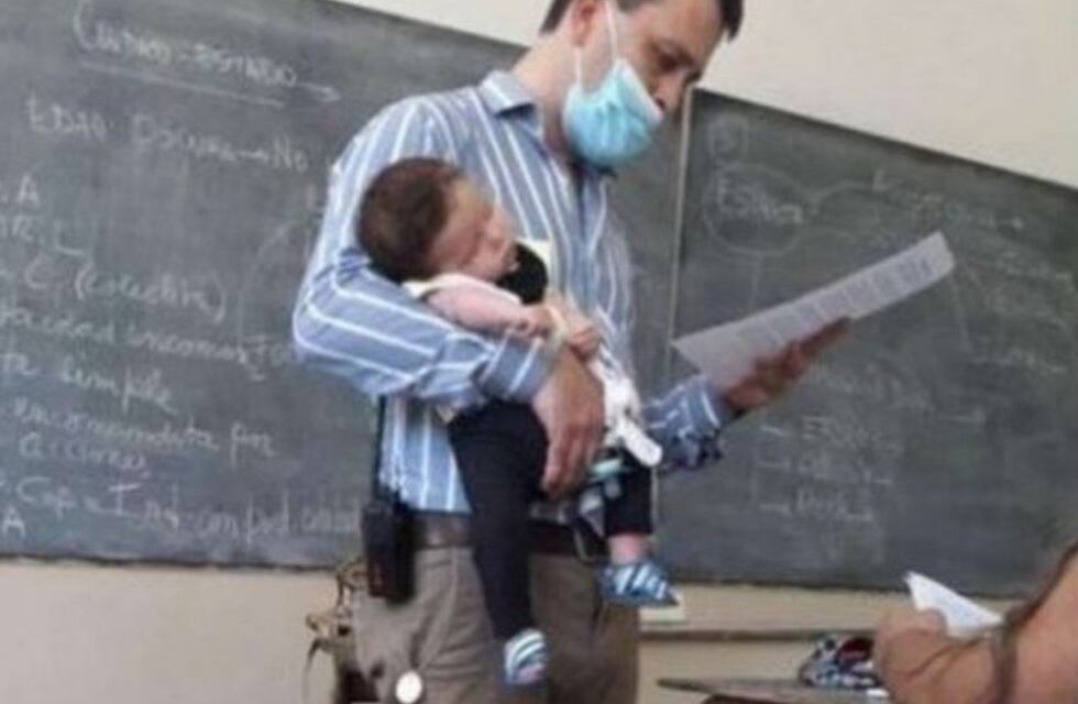 El emotivo gesto de un profesor que cuidó la beba de una alumna para que ella estudiara