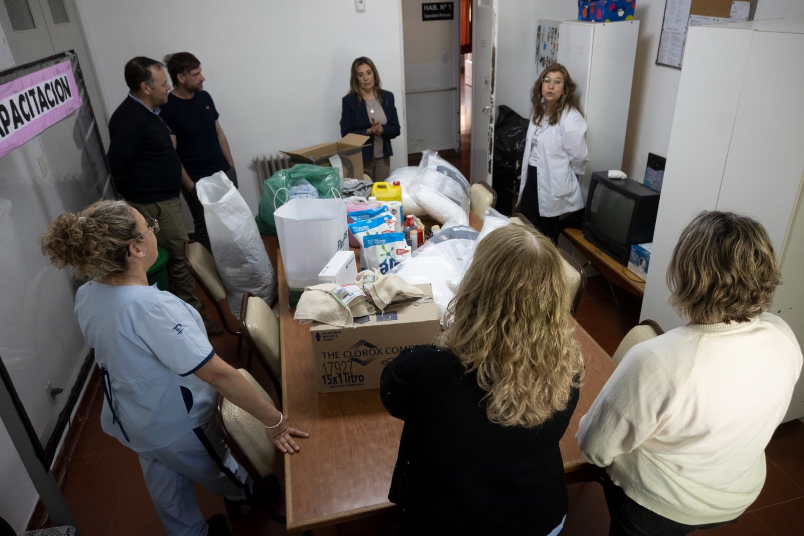 Entrega solidaria de materiales en la Residencia de Larga Estadía Municipal