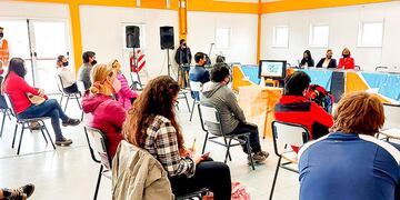 La actividad tuvo lugar en el salón de la Escuela N°45 ,el Director de Defensa del Consumidor, Adrián Sangiovanni, dijo que "fue venir a realizar una charla de capacitación sobre las normativas vigentes a los comerciantes de Tolhuin".