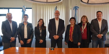 El presidente de la Corte provincial, Ekel Meyer, y la ministra de Planificación Estratégica y Modernización de Jujuy, Isolda Calsina (ambos al centro), encabezaron la reunión en el edificio central de los tribunales.