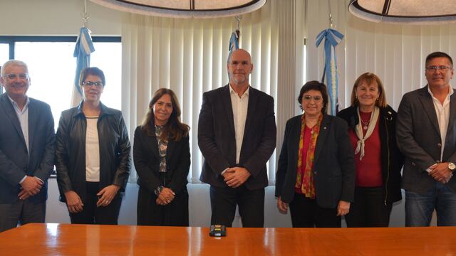 El presidente de la Corte provincial, Ekel Meyer, y la ministra de Planificación Estratégica y Modernización de Jujuy, Isolda Calsina (ambos al centro), encabezaron la reunión en el edificio central de los tribunales.