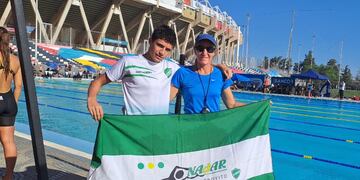 Maximiliano Meubry junto a la profesora Paola Baigveder natación Arroyito