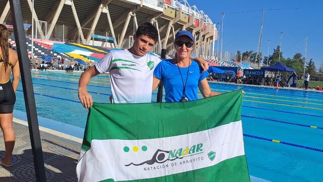 Maximiliano Meubry junto a la profesora Paola Baigveder natación Arroyito