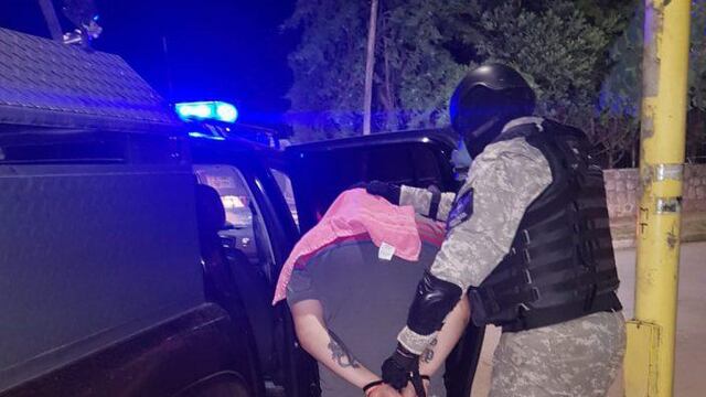 Uno de los hermanos siendo trasladado a sede Judicial a pedido de la fiscal de Cruz del Eje, Fabiana Pochettino. (Foto: Ministerio Público Fiscal).