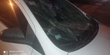 Se tiró sobre el auto de su ex pareja y le destrozó el parabrisas.