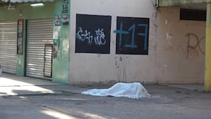 La joven cayó herida este martes a la tarde en Forest al 7600.