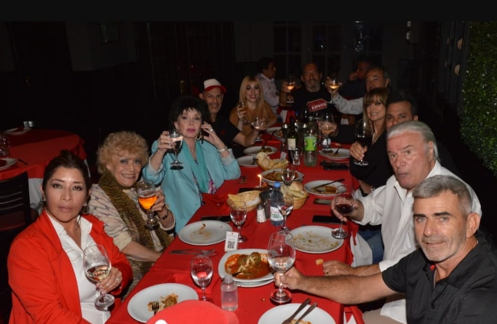 El elenco de La chica del Sombrero Rosa celebró la temporada