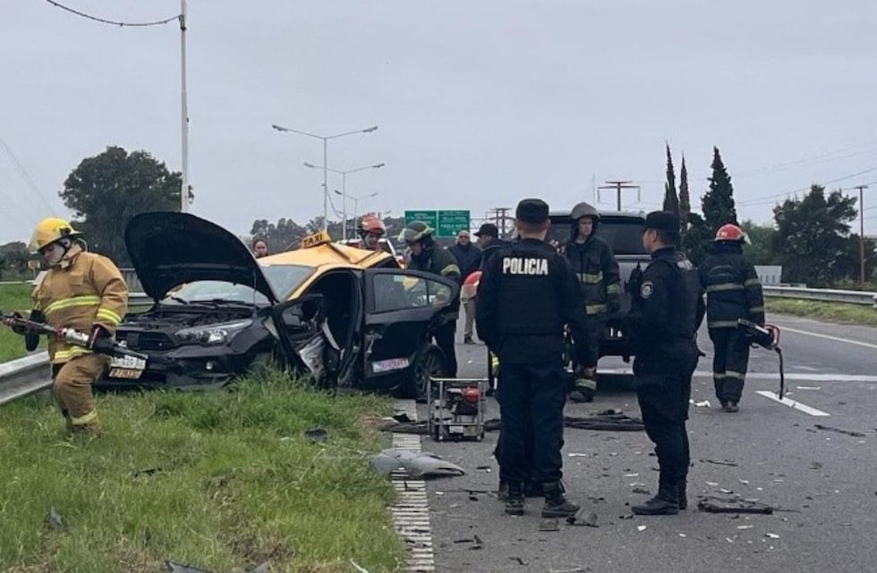 Impresionante choque en Rosario: una persona murió luego del impacto de un taxi contra una camioneta