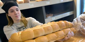 Posible aumento del precio del pan
El "factor argentino" es la variable económica que más hace subir el precio del pan en Argentina.
La Bolsa de Cereales realizó un relevamiento del movimiento del costo de este producto en los últimos cinco años, y reveló que las cuestiones internas tienen un peso muy importante.
Foto: Orlando Pelichotti/ Los Andes