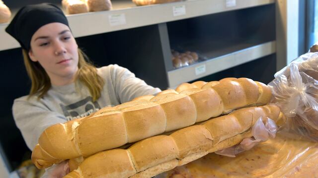 Posible aumento del precio del pan
El "factor argentino" es la variable económica que más hace subir el precio del pan en Argentina.
La Bolsa de Cereales realizó un relevamiento del movimiento del costo de este producto en los últimos cinco años, y reveló que las cuestiones internas tienen un peso muy importante.
Foto: Orlando Pelichotti/ Los Andes
