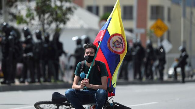 Las calles de Colombia se llenan de manifestantes que rechazan una reforma tributaria (AP)