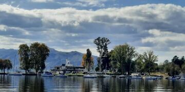 Costanera del lago San Roque. Carlos Paz.