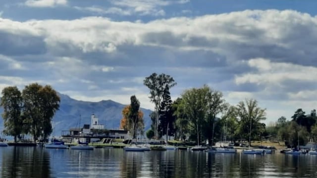 Costanera del lago San Roque. Carlos Paz.