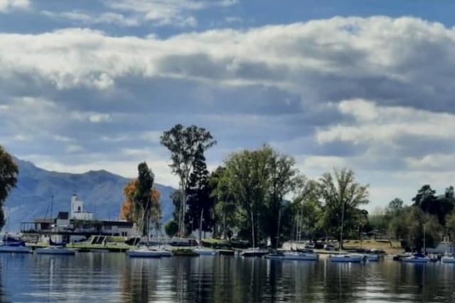 Costanera del lago San Roque. Carlos Paz.