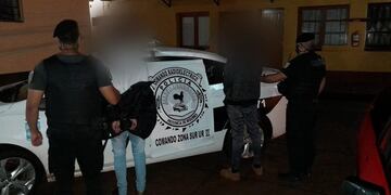 Dos jóvenes terminaron detenidos tras intentar sustraer objetos de un establecimiento educativo.
