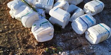 Gestión Ambiental de Tres Arroyos recolecta bidones vacíos de agroquímicos arrojados de manera indebida