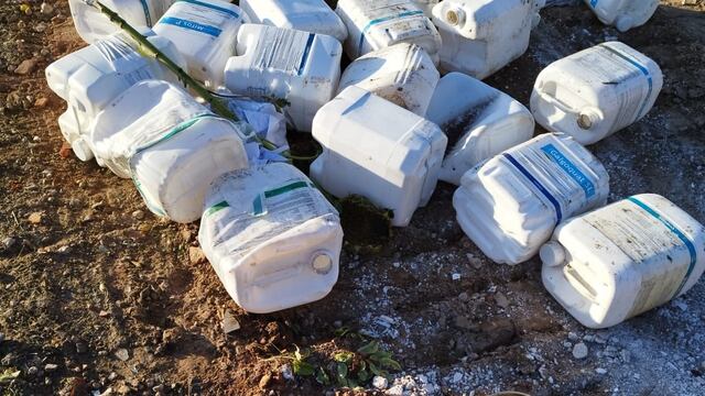 Gestión Ambiental de Tres Arroyos recolecta bidones vacíos de agroquímicos arrojados de manera indebida