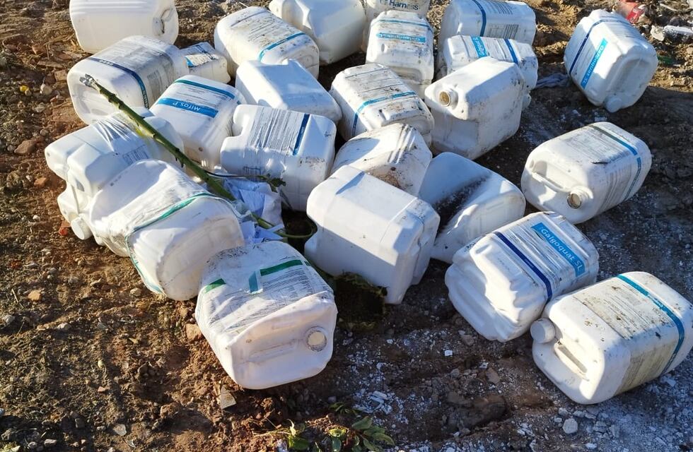 Gestión Ambiental de Tres Arroyos recolecta bidones vacíos de agroquímicos arrojados de manera indebida