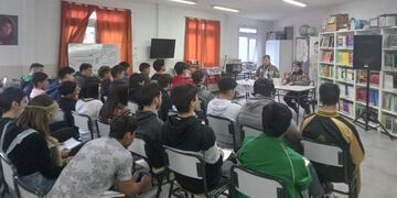 La Secretaría de Asuntos Malvinas visitó el colegio provincial Ernesto Sábato